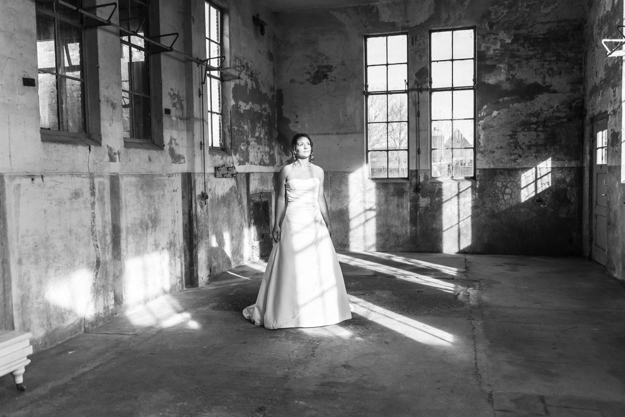 Bruidsfotografie huwelijksfotografie bruid zwartwit licht