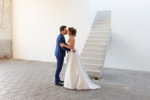 Bruidsfotografie huwelijksfotografie bruidspaar kus