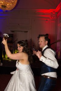 Bruidsfotografie huwelijksfotografie bruidspaar dans feest