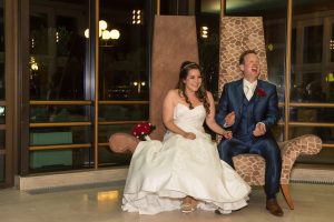 Bruidsfotografie huwelijksfotografie lachen ceremonie