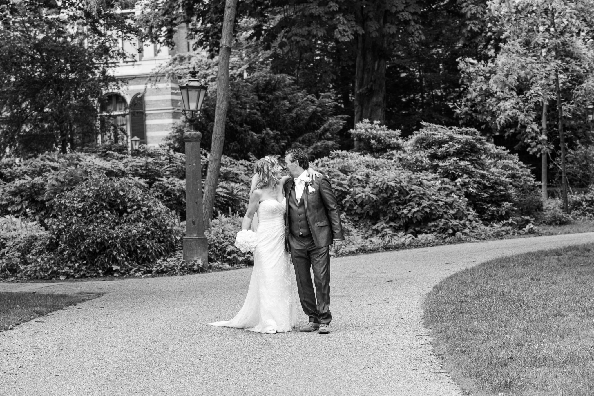Bruidsfotografie huwelijksfotografie zwartwit bruidspaar