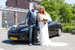 Bruidsfotografie huwelijksfotografie bruidspaar auto