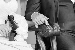 Bruidsfotografie huwelijksfotografie handen zwartwit
